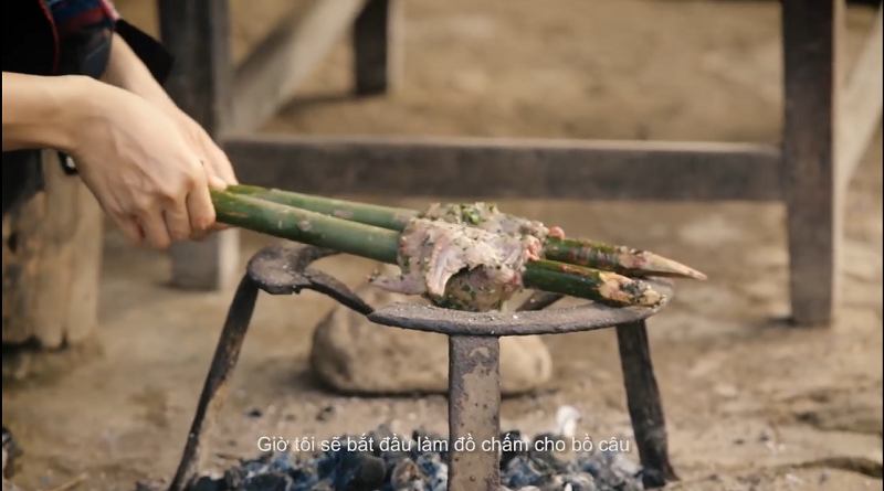 Cô bạn hướng dẫn rất đơn giản cách làm món bồ câu nướng.