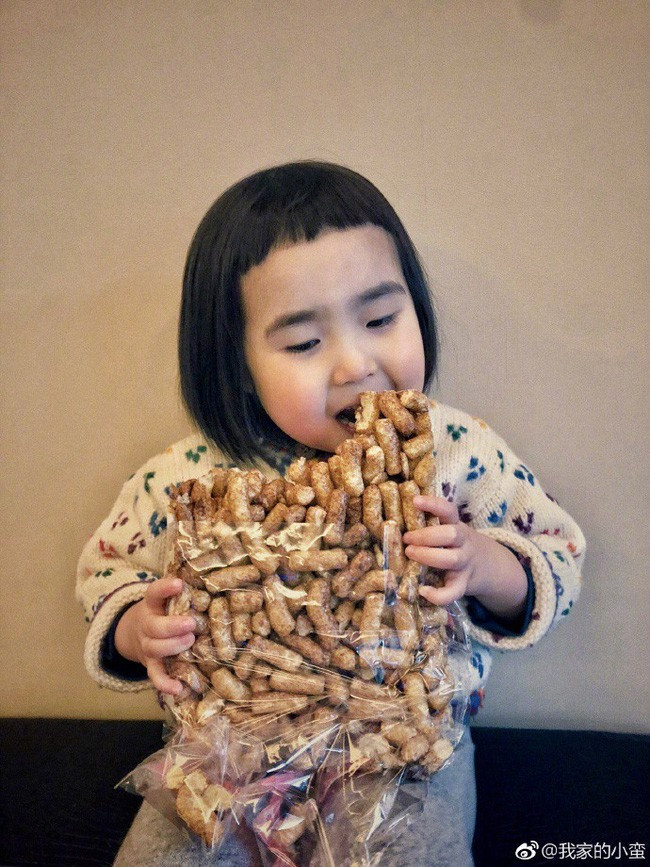 Dường như cô bé có thể ăn cả thế giới...