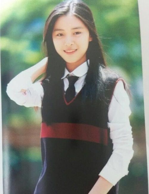 Thậm chí ảnh tốt nghiệp trung học của Ryu Jin cũng khiến các fan ngắm mãi không chán vì quá dễ thương.