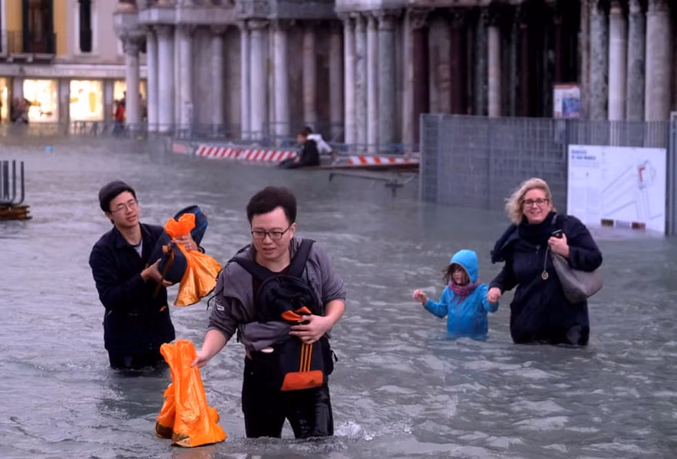 Vào lúc này, cách di chuyển nhanh nhất là xuống nước lội. Ảnh: REUTERS.