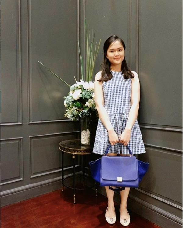 Quỳnh Anh mang mẫu túi bản to của Philipp Plei và đôi giày Alexander McQueen...