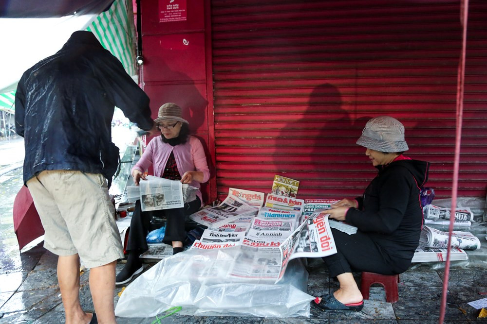 Người dân Thủ đô đã bắt đầu mặc áo khoác ra đường.