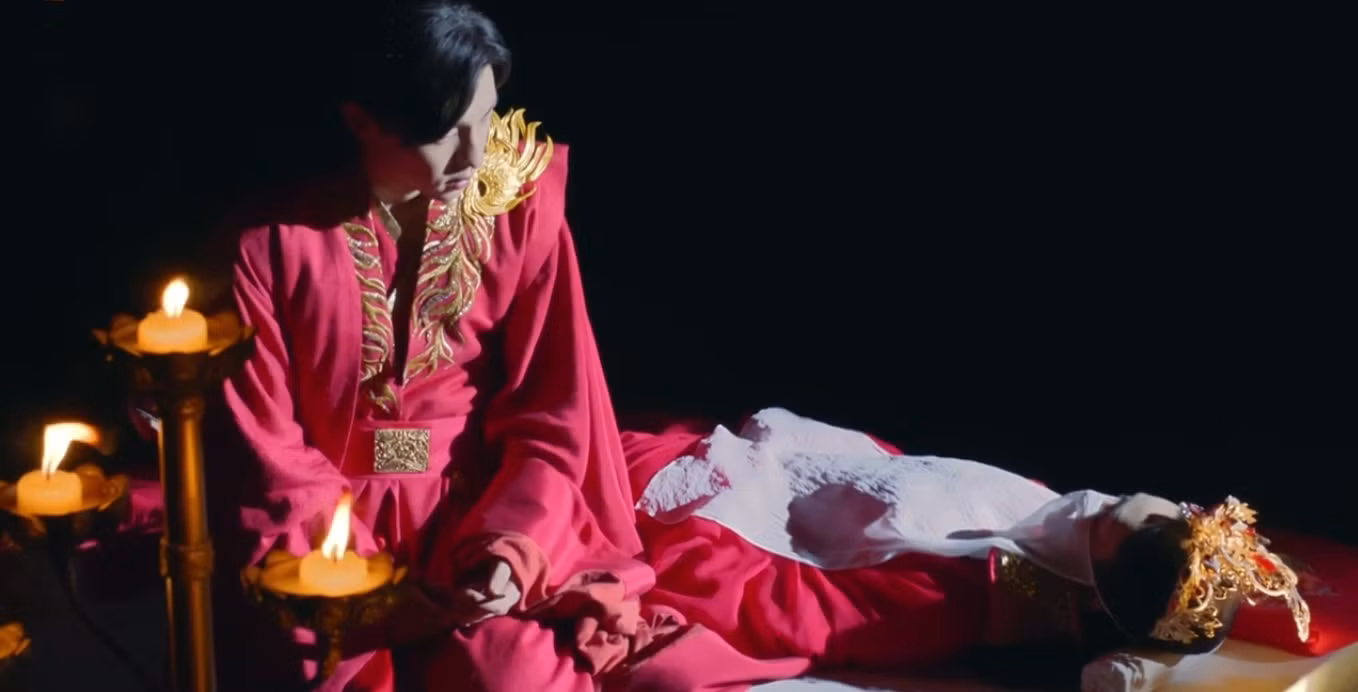 Tự tay mặc cho người áo đỏ tân nương.