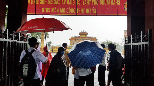 Nhiều thí sinh chưa có áo mưa đứng chờ trước cổng.