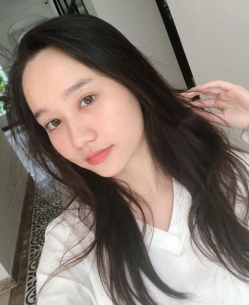 Để tôn lên vẻ đẹp mộc mạc, Trúc Anh đời thường rất ít khi trang điểm đậm. Công thức làm đẹp quen thuộc của nữ diễn viên khi ra phố là một chút son môi và mascara cho đôi mắt thêm long lanh.