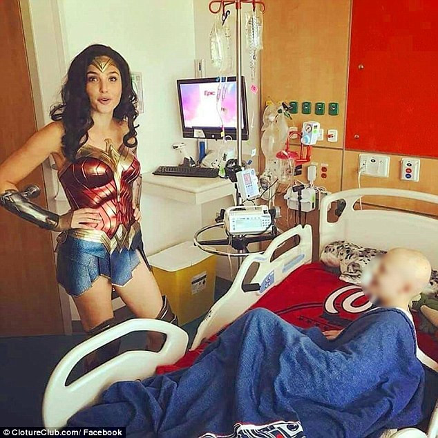 Gal Gadot đã khiến nhiều người cảm động khi đến thăm các bệnh nhi trong trang phục của Woder Woman.