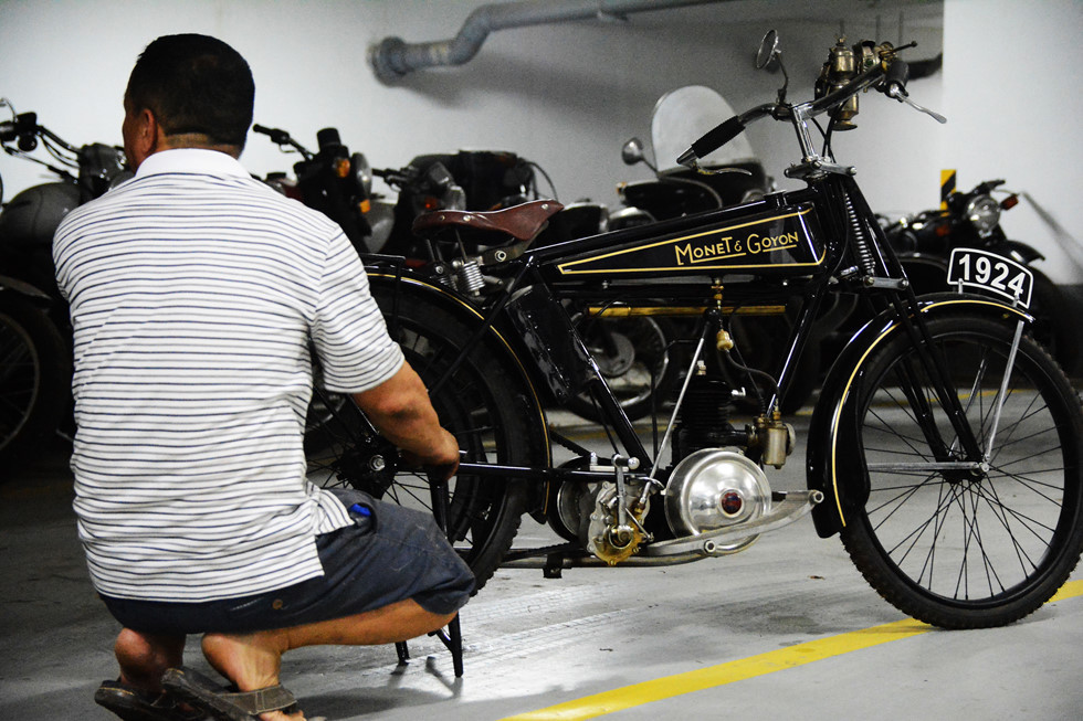 Chiếc Monet Goyon sản xuất từ thời Pháp có tuổi đời đã gần trăm năm được ông Giang phục chế . Ảnh; HOÀI NHÂN.