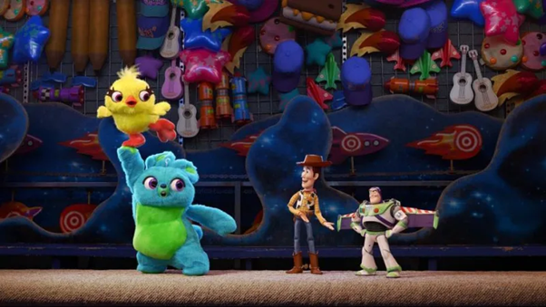 Hai cặp đôi “trái ngang” Ducky sánh vai cùng Bunny và Woody cùng Buzz Lightyear.