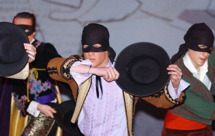 Ngôi trường Hoàng tử Harry từng theo học sang chảnh và quý tộc như thế nào ảnh 8