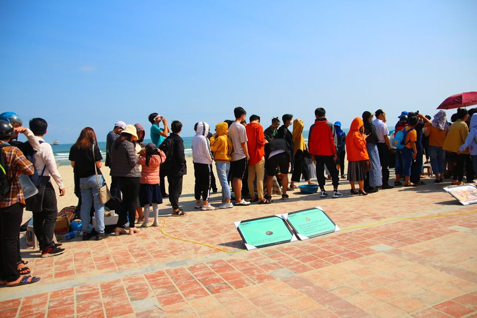 Xếp hàng ngắm nhật thực bằng kính thiên văn. (Ảnh: DAC)