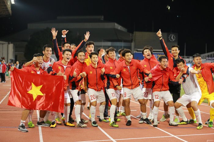 HLV Park Hang-seo cùng dàn cầu thủ U22 Việt Nam ăn mừng chiến thắng tại SEA Games 30. (Ảnh: Hải Hoàng / Baonghean)