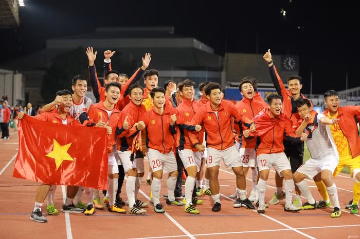 HLV Park Hang-seo cùng dàn cầu thủ U22 Việt Nam ăn mừng chiến thắng tại SEA Games 30. (Ảnh: Hải Hoàng / Baonghean)