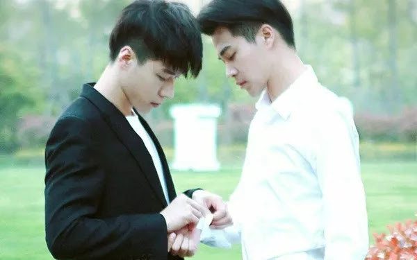 Khoảnh khắc ngọt ngào giữa thiếu gia và thư đồng.