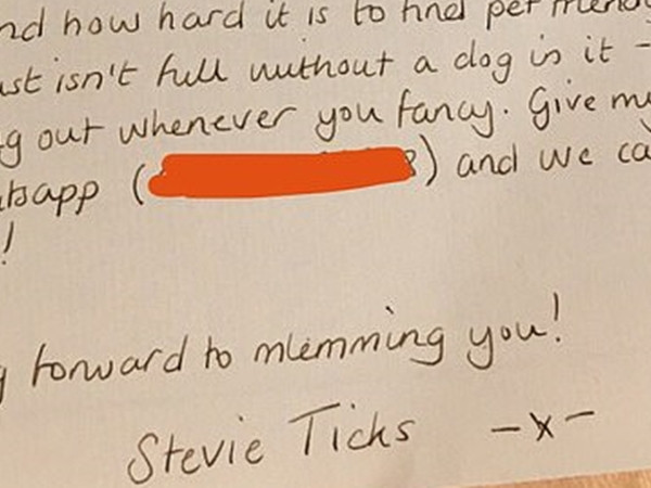 Thư hồi âm có tên của chú chó Stevie Ticks.