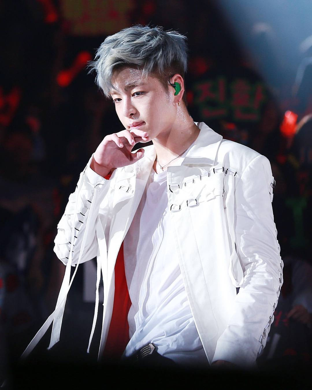 June (iKON) chắc đang rất muốn vào hậu trường để lấy khăn bông lau sạch mồ hôi.