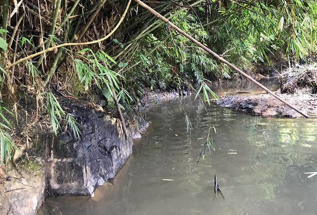 Từ ngày 9/10, người dân đã phát hiện ra vết dầu loang ở con suối Khại (xã Phú Minh, Kỳ Sơn, Hòa Bình).