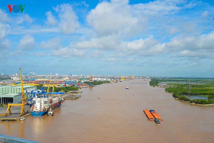 Sử dụng nhiều công nghệ thi công tiên tiến trên thế giới, cầu Bạch Đằng là thành quả sau những nỗ lực của đội ngũ kỹ sư, công nhân khi hoàn thiện sau hơn 3 năm, mặc dù gặp rất nhiều khó khăn do mặt bằng, kết cấu địa chất phức tạp.