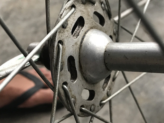 Các chi tiết trên xe đã hao mòn theo thời gian.