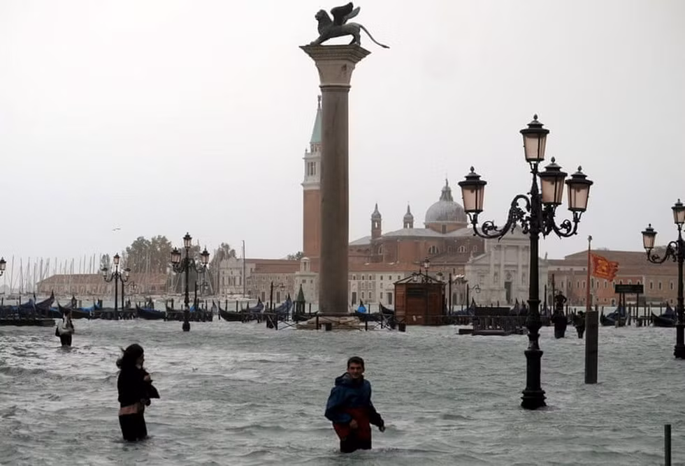 Quảng trường St Mark ngập trong nước. Ảnh: REUTERS.