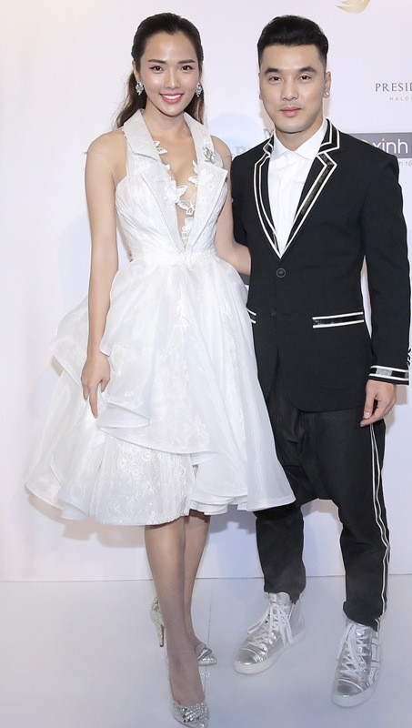 Vợ chồng ca sĩ Ưng Hoàng Phúc – người mẫu Kim Cương tay trong tay tại thảm đỏ.