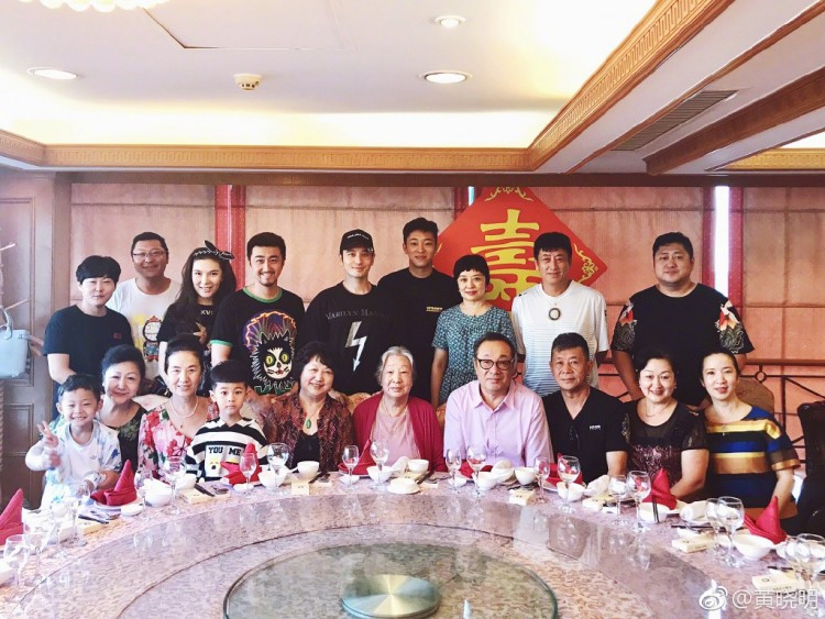 Vợ nam diễn viên vắng mặt trong lễ mừng thọ bà Huỳnh.