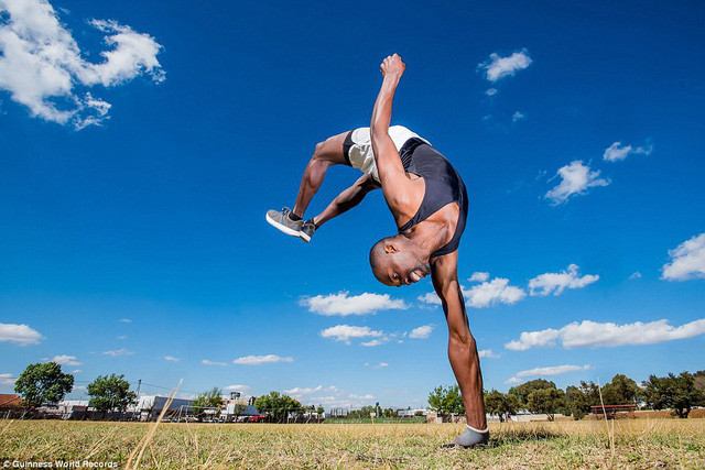 Số lần nhào lộn tung người liên tiếp được thực hiện trên một bàn tay là 34 lần, kỷ lục này thuộc về Zama Mofokeng đến từ Tembisa, Nam Phi.