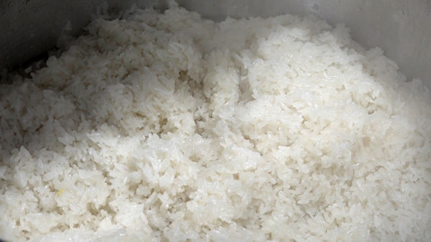 Xôi nếp dẻo, thơm mùi lá dứa, có vị béo nhẹ của nước dừa.