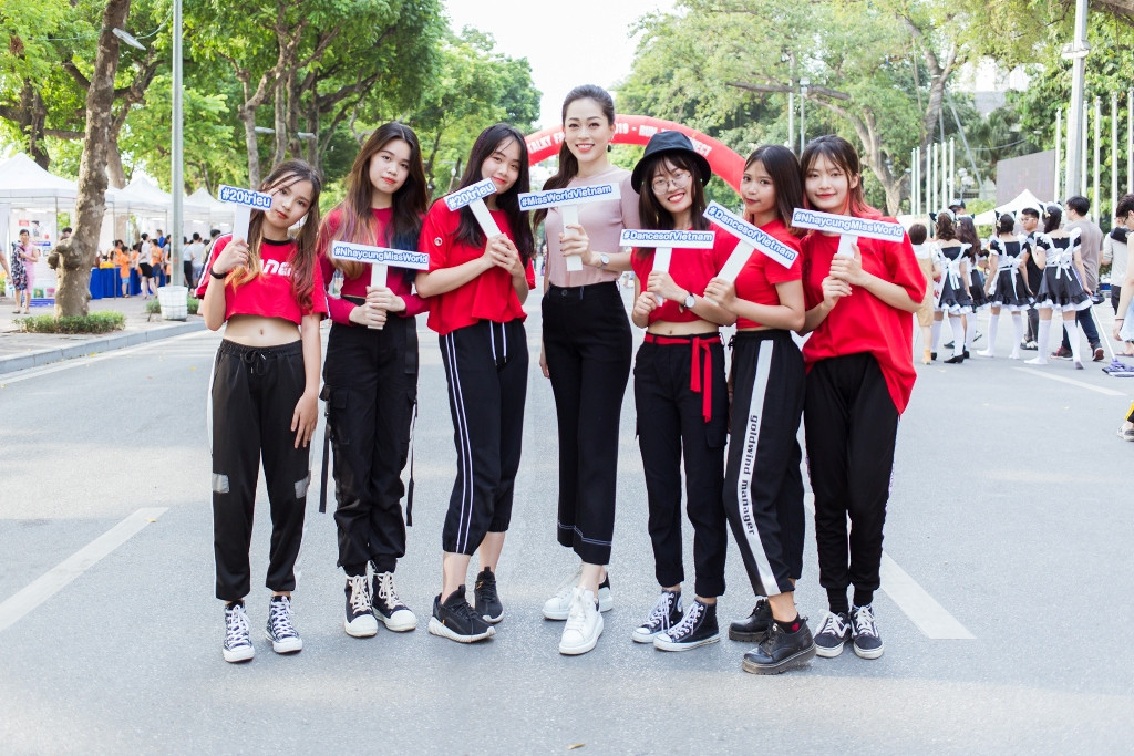 Á hậu Phương Nga gây náo loạn Phố đi bộ Hà Nội khi khoe khả năng nhảy điêu luyện ảnh 4 Á hậu Phương Nga gây náo loạn Phố đi bộ Hà Nội khi khoe khả năng nhảy điêu luyện ảnh 4