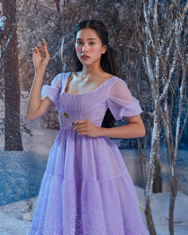 Bản thân Tiểu Vy cũng vừa trải qua một hành trình kỳ diệu, từ một cô gái có cuộc sống hoàn toàn bình thường, sau một đêm trở thành Hoa hậu Việt Nam và chuẩn bị đối mặt với vô vàn thử thách tại cuộc thi Miss World 2018. Đây cũng là lý do Tiểu Vy được chọn để hóa thân vào bộ ảnh công chúa Clara. 