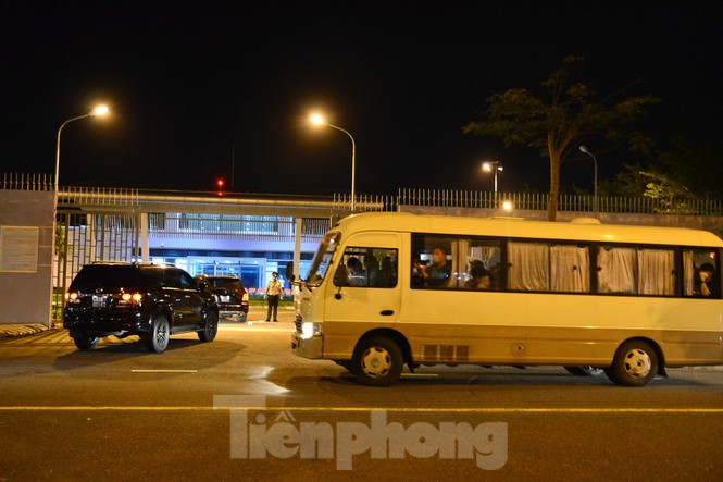 Đoàn xe đưa nhóm du khách Daegue đến Sân bay Quốc tế Đà Nẵng vào lúc hơn 22h tối.