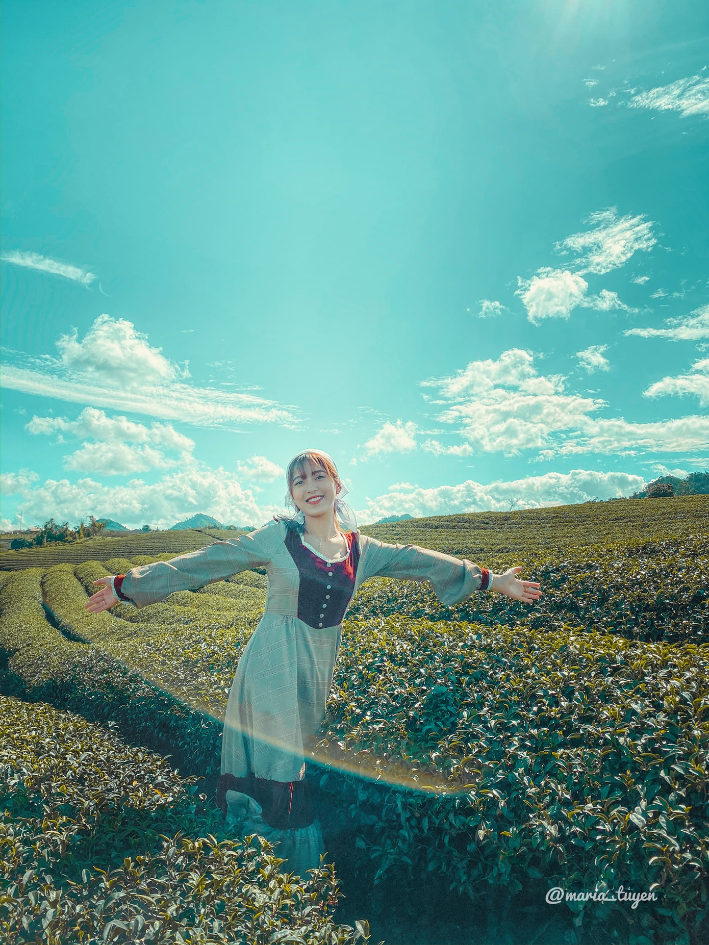 Vào đồi chè các bạn không mất phí tham quan đâu, tuy nhiên để có thể cho ra những bức hình lung linh hợp cảnh thì các bạn nên thuê cho mình một bộ trang phục dân tộc nhé!