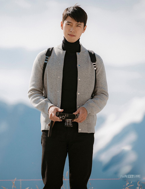 Trong các phân cảnh ở Thụy Sĩ, chiếc áo len yêu thích cũng được Jung Hyuk diện đi diện lại, chỉ thay đổi áo khoác ngoài.