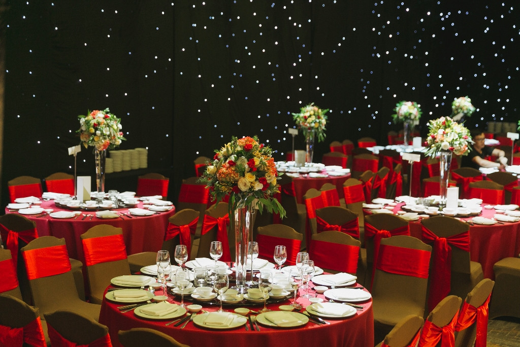 Sự kết hợp màu sắc hài hòa đã giúp tổng thể toát lên được sự nồng nàn và ấm áp như mong muốn của cô dâu.