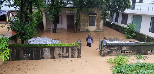 Nước lũ lên quá nhanh nên nhiều người dân không kịp vận chuyển đồ đạc.