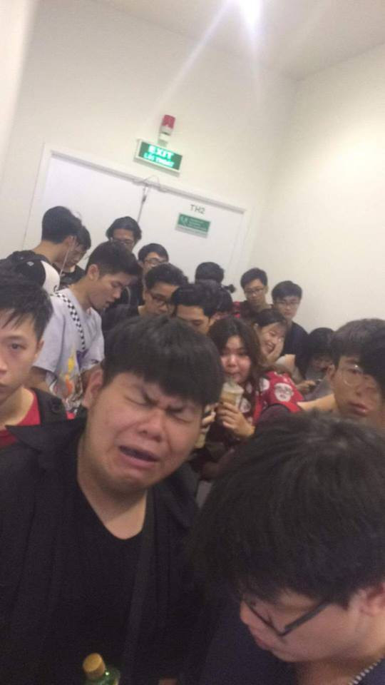 Tuy nhiên, không khí quá đông đúc, có phần chật chội đã khiến nhiều bạn chịu không nổi và tỏ rõ mệt mỏi. Nguồn ảnh: Shira