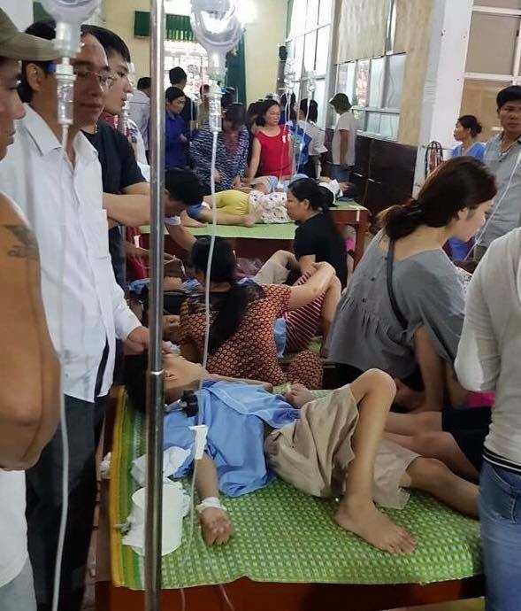 Gần 200 học sinh bị ngộ độc sau khi dùng bữa ăn tại trường. Gần 200 học sinh bị ngộ độc sau khi dùng bữa ăn tại trường.