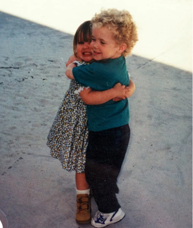 Từ khi nhỏ xíu, Natalie và Austin đã thân nhau thế này đây!