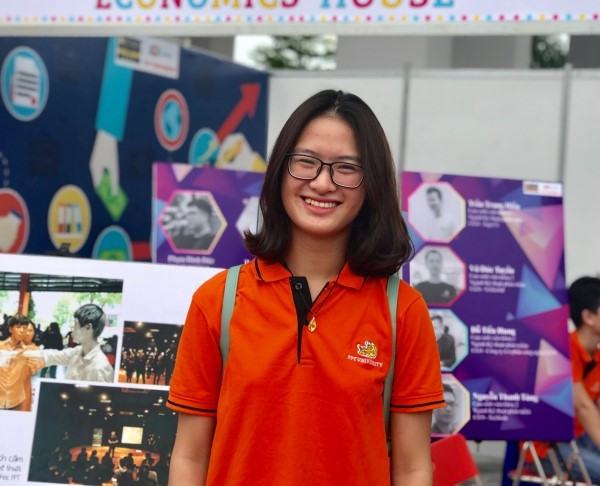 Thu Phương – sinh viên K14 rạng rỡ trong ngày khai giảng.