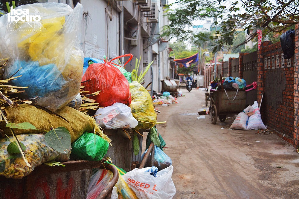 Rác tại ngõ nhỏ trên đường Cầu Giấy.