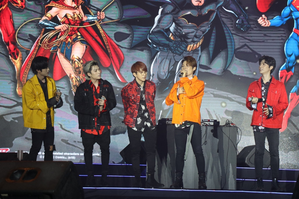 Nhóm Uni5 xuất hiện với đội hình 5 thành viên tại đêm nhạc.