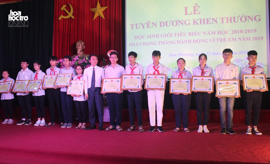 Những tấm giấy khen đã được trao tặng cho các bạn học sinh tiêu biểu. Những tấm giấy khen đã được trao tặng cho các bạn học sinh tiêu biểu.