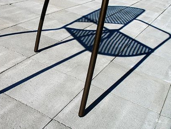 Với một cái ghế rất cũ, cô họa sĩ lạc quan ấy vẫn nhận ra rằng nó có… cái bóng rất đẹp.