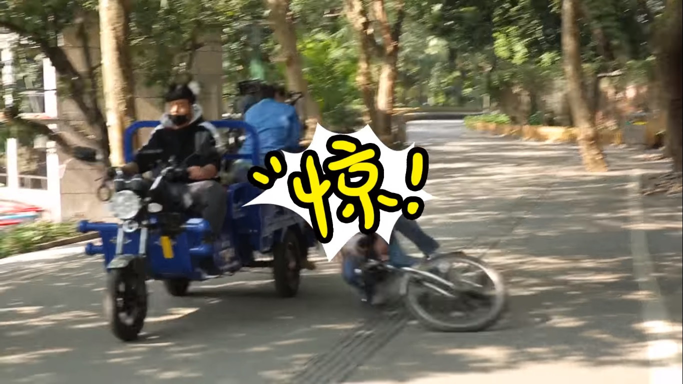 Trương Diệu đã lạc tay lái và ngã khá nặng.