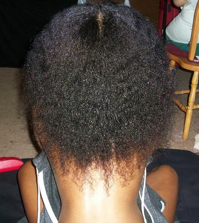 Thực chất đây lại là tấm lưng của cô gái thay vì phần gáy như nhiều người lầm tưởng.