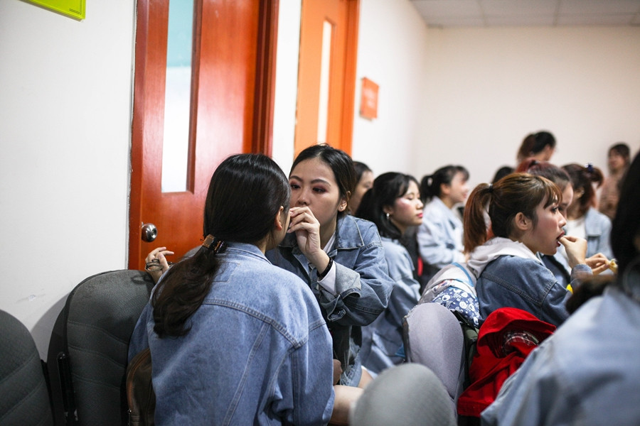 Các thành viên chỉnh trang make-up để có màn trình diễn hoàn hảo nhất.