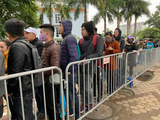 Đứng xếp hàng trong giá rét. Ảnh: TRẦN TUẤN ANH.