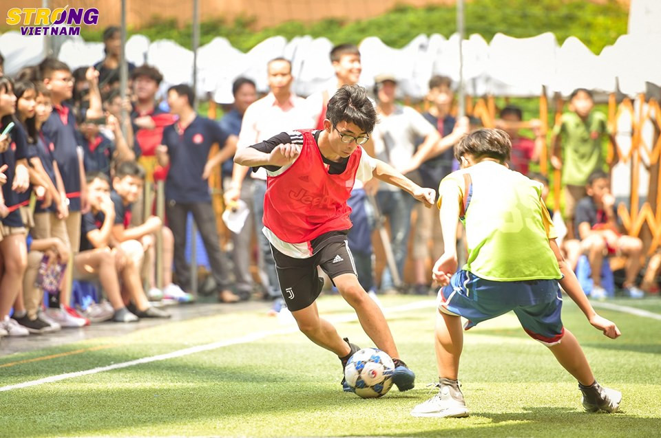 Trò chơi giữa giờ khiến tween Marie Curie có cơ hội khoe tài năng và tình yêu với trái bóng tròn.