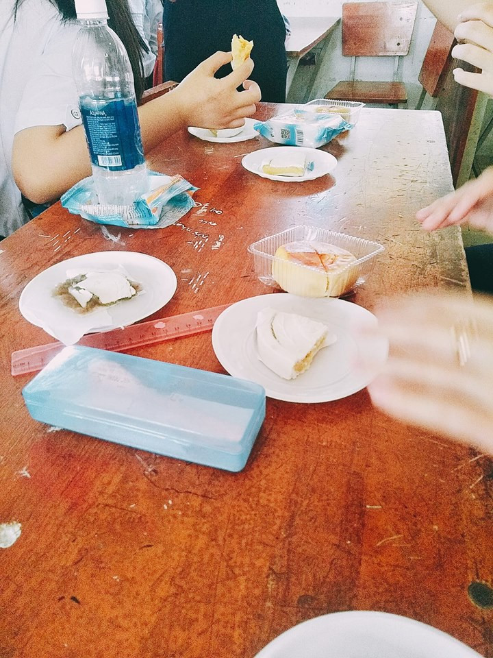 Những miếng bánh Trung Thu được đo đạc chính xác bằng thước kẻ. (Ảnh: Yến Nhi)