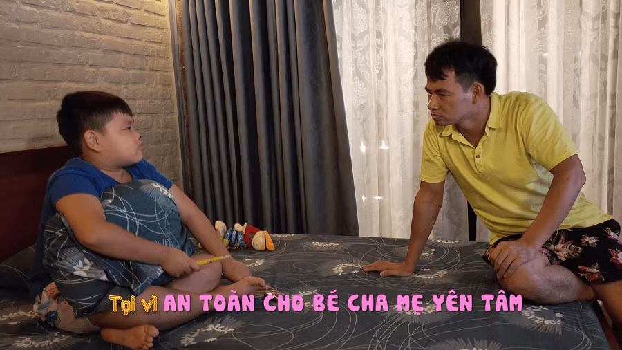 Bi nói với bố, đây là “trend”:“An toàn cho bé, bố mẹ yên tâm”. Xuân Bắc bật cười vì sự lém lỉnh của con