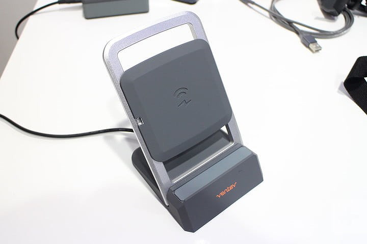 Ventev Wireless Chargestand hỗ trợ sạc cho tất cả điện thoại tương thích các hãng khác nhau. Nhược điểm duy nhất là sản phẩm khá nặng.